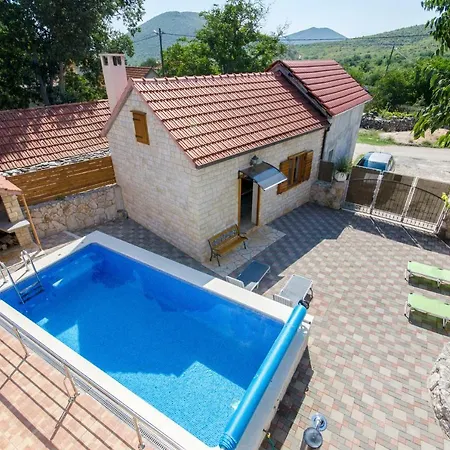 Prázdninový dům Dalmatian Village Charm - Spacious With Pool Near Trogir