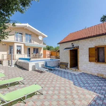 Dalmatian Village Charm - Spacious With Pool Near Trogir Prázdninový dům
