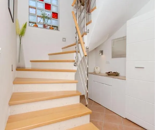 Dalmatian Village Charm - Spacious With Pool Near Trogir Prázdninový dům