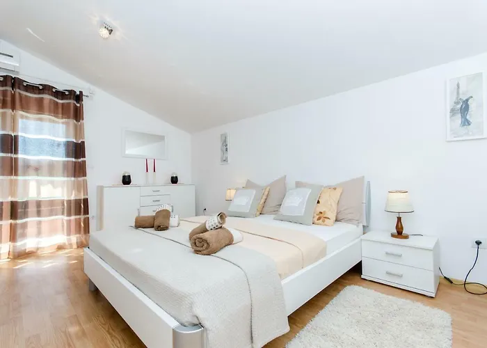 Prázdninový dům Dalmatian Village Charm - Spacious With Pool Near Trogir