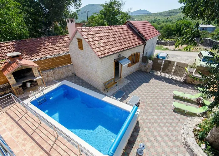 Prázdninový dům Dalmatian Village Charm - Spacious With Pool Near Trogir