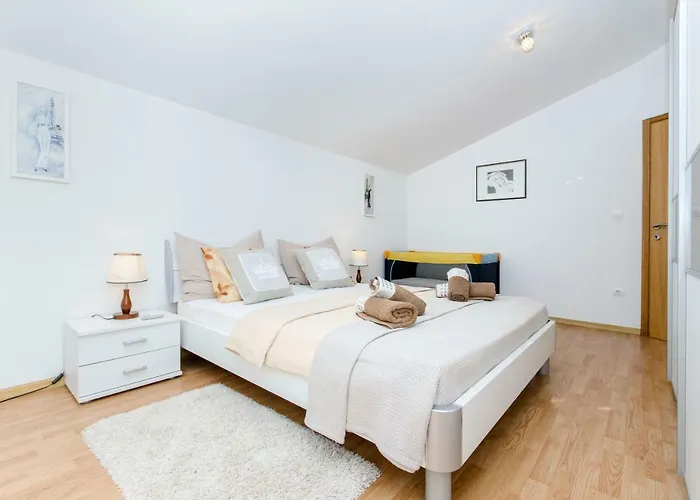 Dalmatian Village Charm - Spacious With Pool Near Trogir Prázdninový dům *